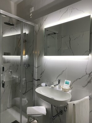Family Triple Room (Rosa) | Bathroom | Shower, free toiletries, hair dryer, bidet - Locanda Casa Querini (Venice)