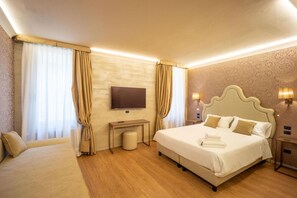 Desk, soundproofing, free WiFi, bed sheets - Locanda Cavanella (Venice)