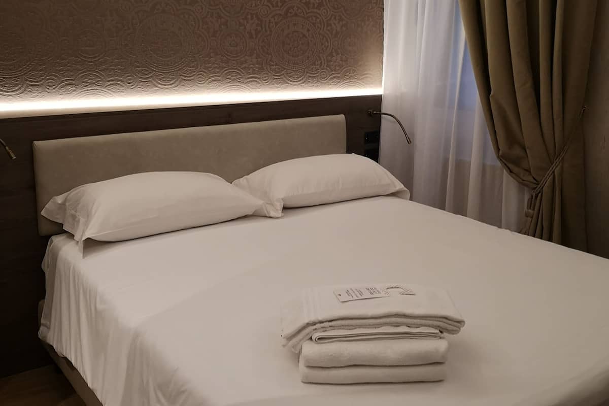 Habitación doble económica | Escritorio, insonorización, wifi gratis y ropa de cama