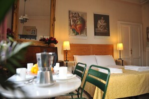 Triple Room | Seterika/papan seterika, katil lipat simpan/tambahan, Wi-fi percuma 