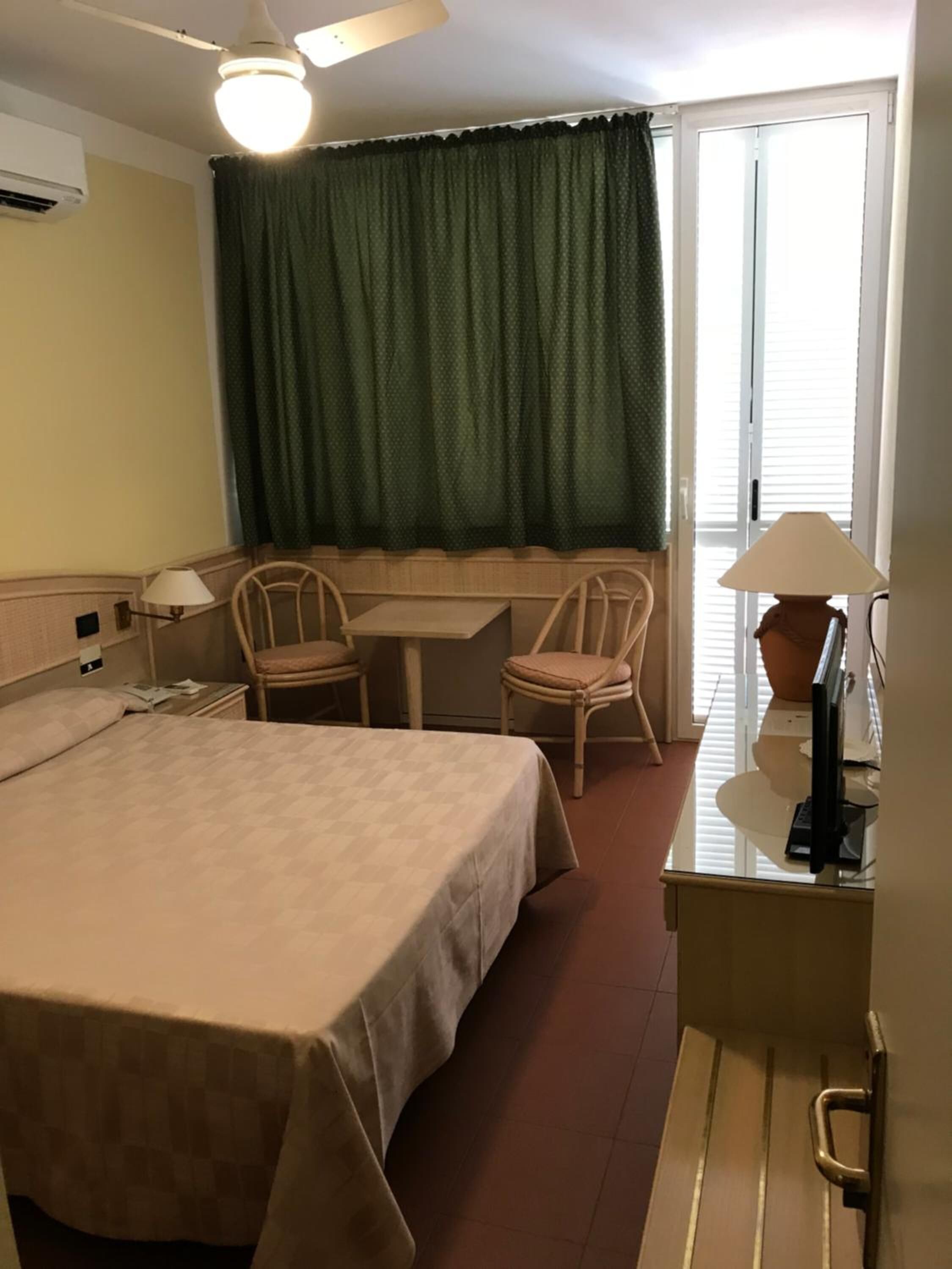 minibar, in-room safe, desk