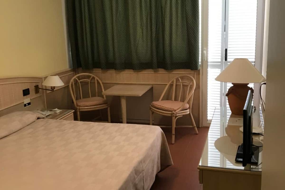 minibar, in-room safe, desk