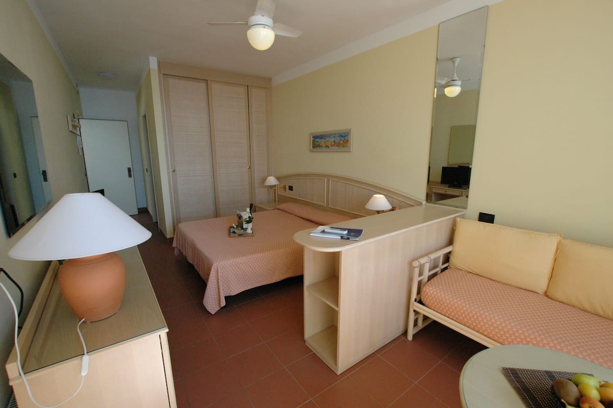 Habitación superior con 1 cama matrimonial o 2 individuales | Minibar, caja de seguridad en la habitación y escritorio