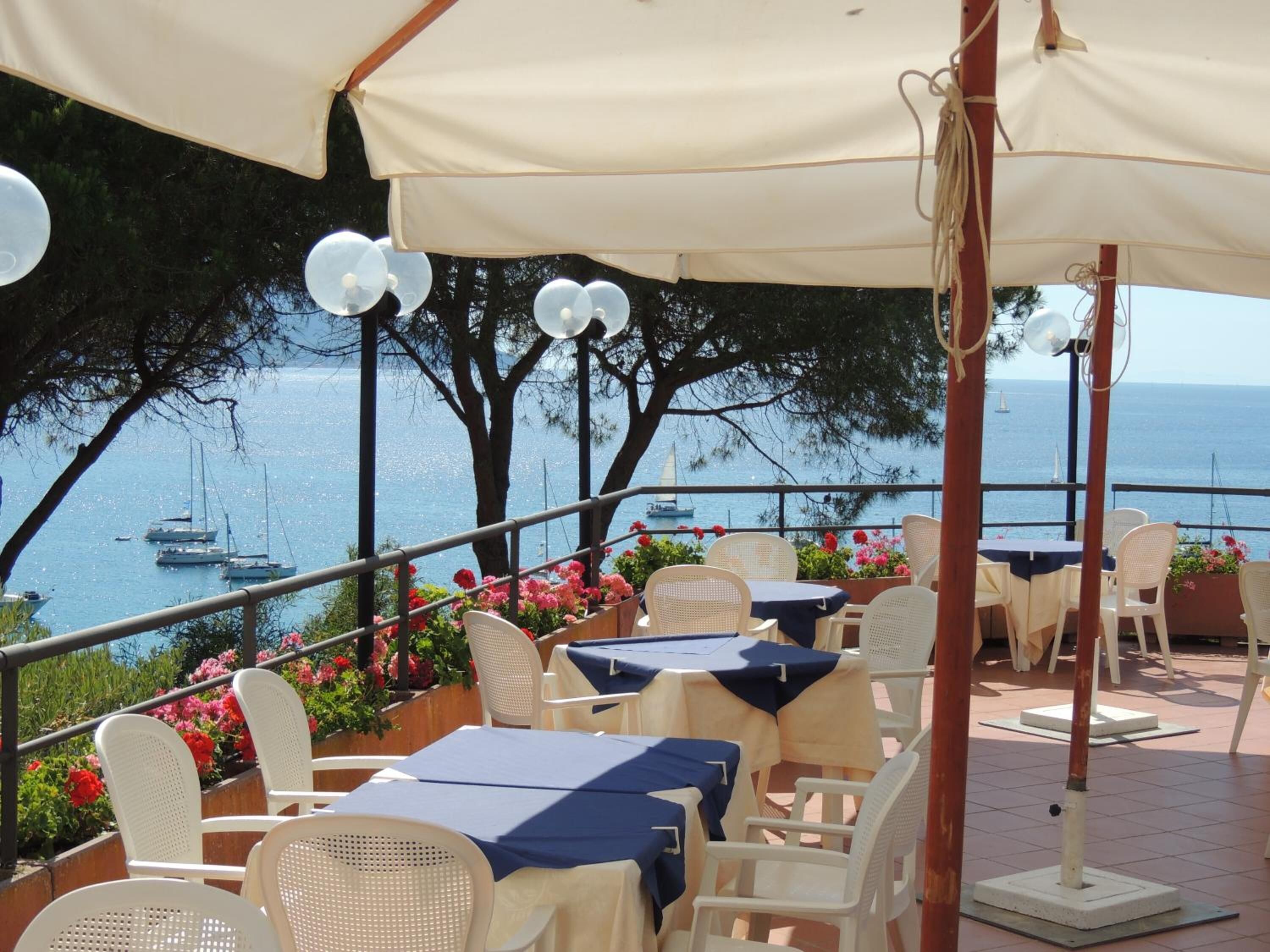 breakfast, lunch served; italian cuisine, sea views