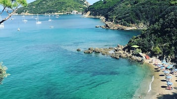 Playa privada, playa de arena negra y snorkel
