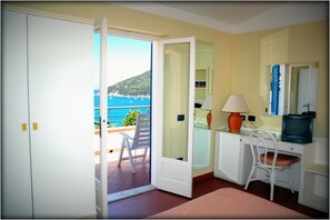 1 quarto, frigobar, cofres nos quartos, escrivaninha