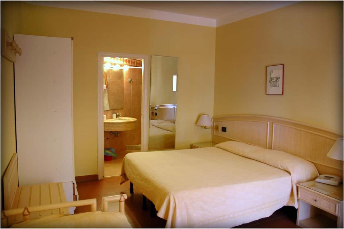 minibar, in-room safe, desk