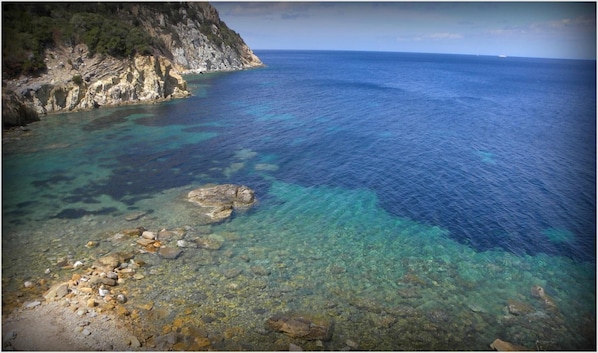 Privat strand, sort sand og snorkling