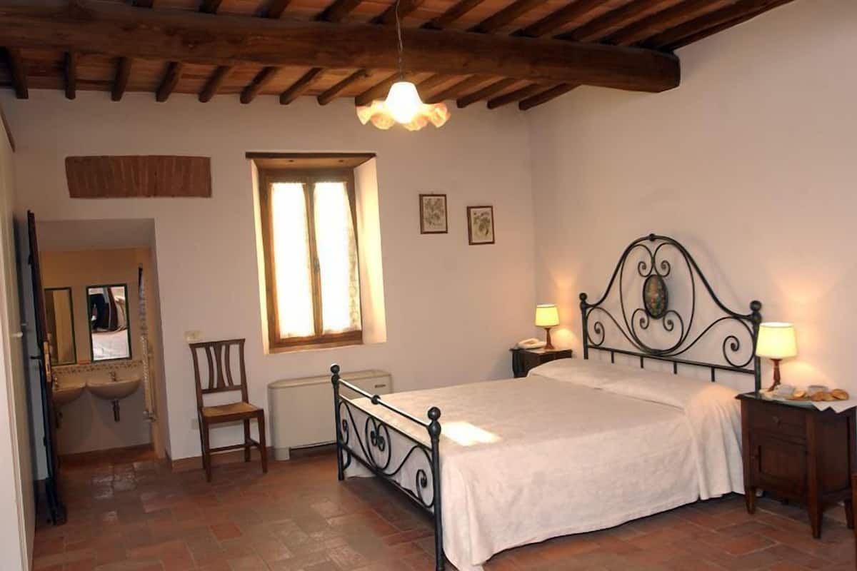 Double Room | Desk, soundproofing, iron/ironing board, cots/infant beds