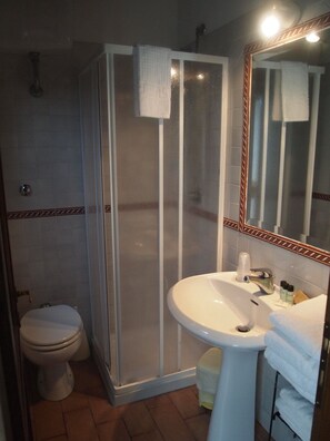Appartement, 2 slaapkamers, uitzicht op tuin | Badkamer | Gratis toiletartikelen, een haardroger, een bidet, handdoeken
