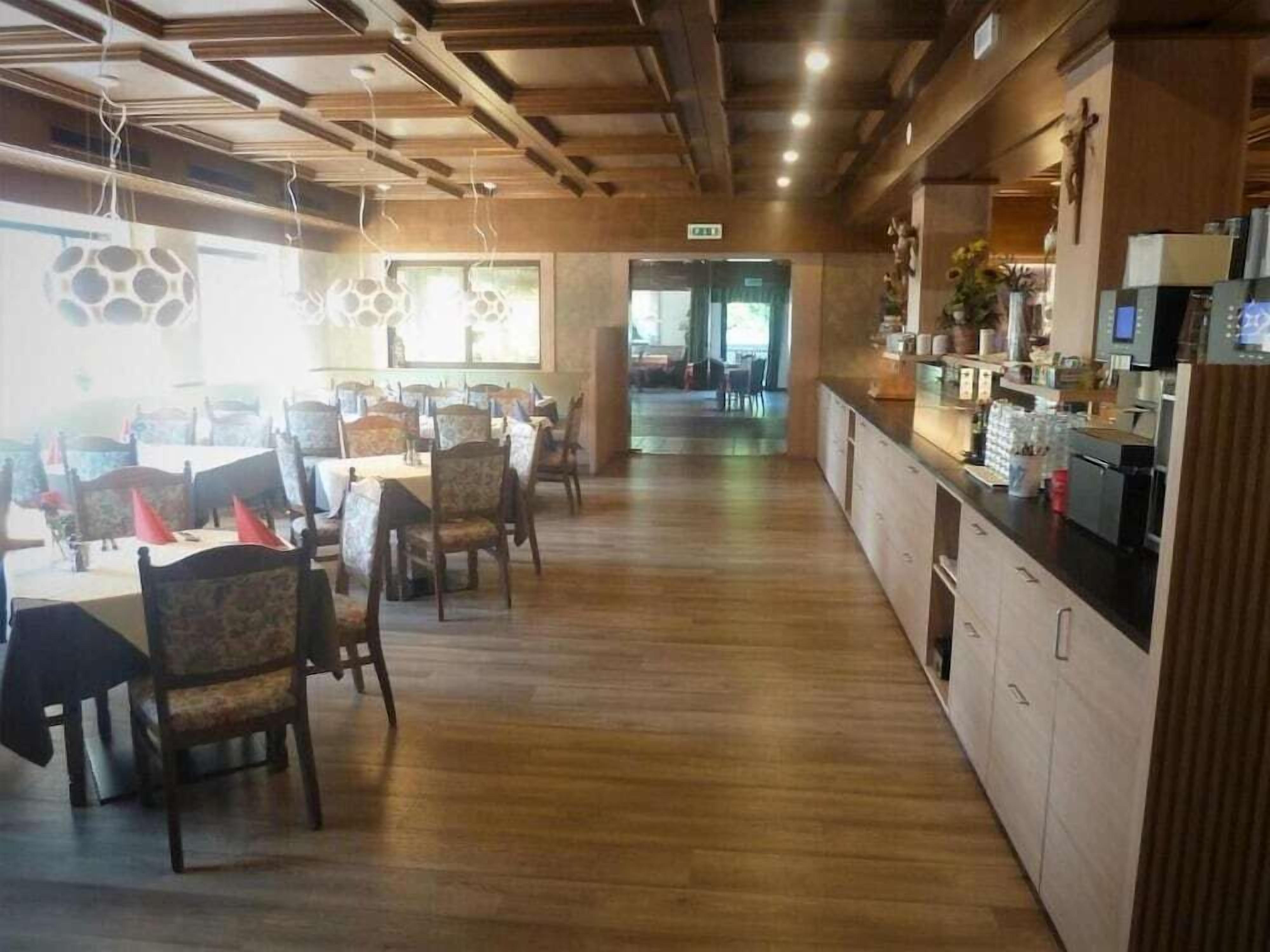 breakfast and dinner served, regional cuisine