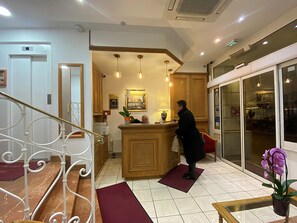 Reception - Austin's Saint Lazare Hotel (Paris)