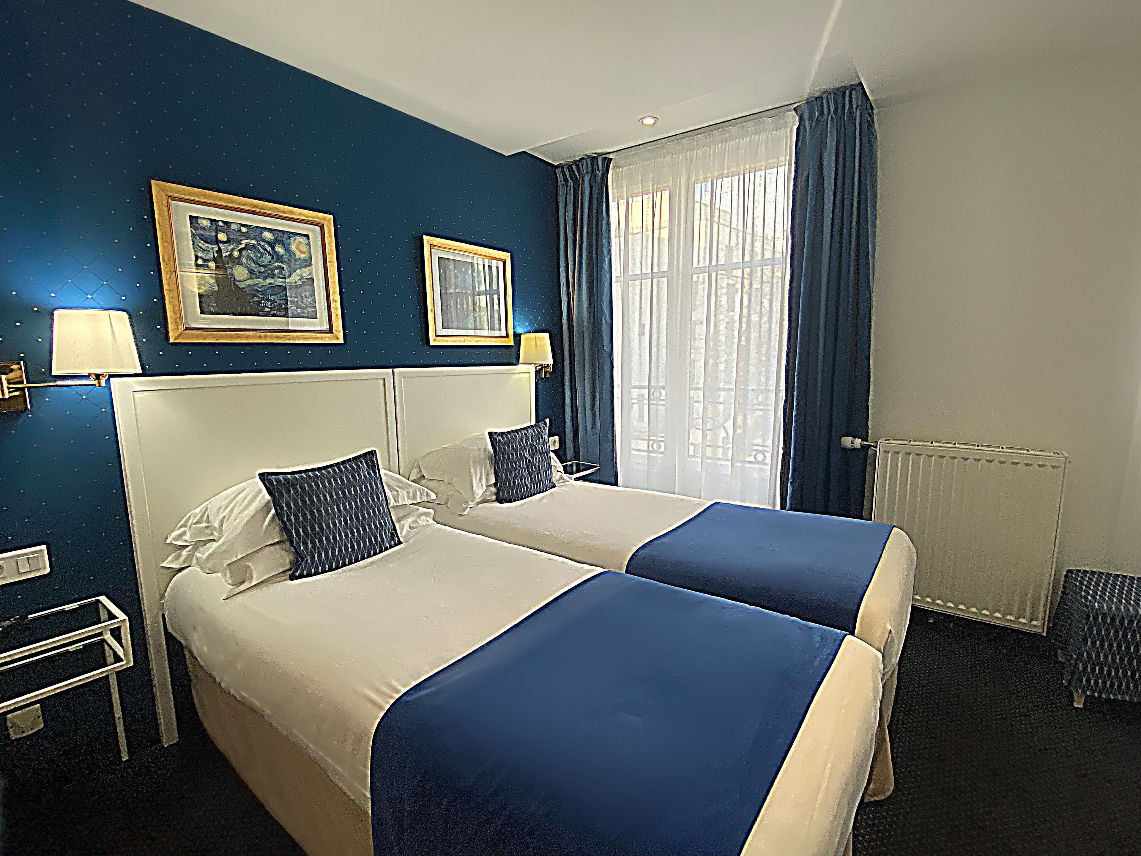 Tomannsrom – standard | Safe på rommet, skrivebord og skrivebord for bærbar PC