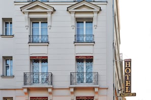Front of property - Austin's Saint Lazare Hotel (Paris)