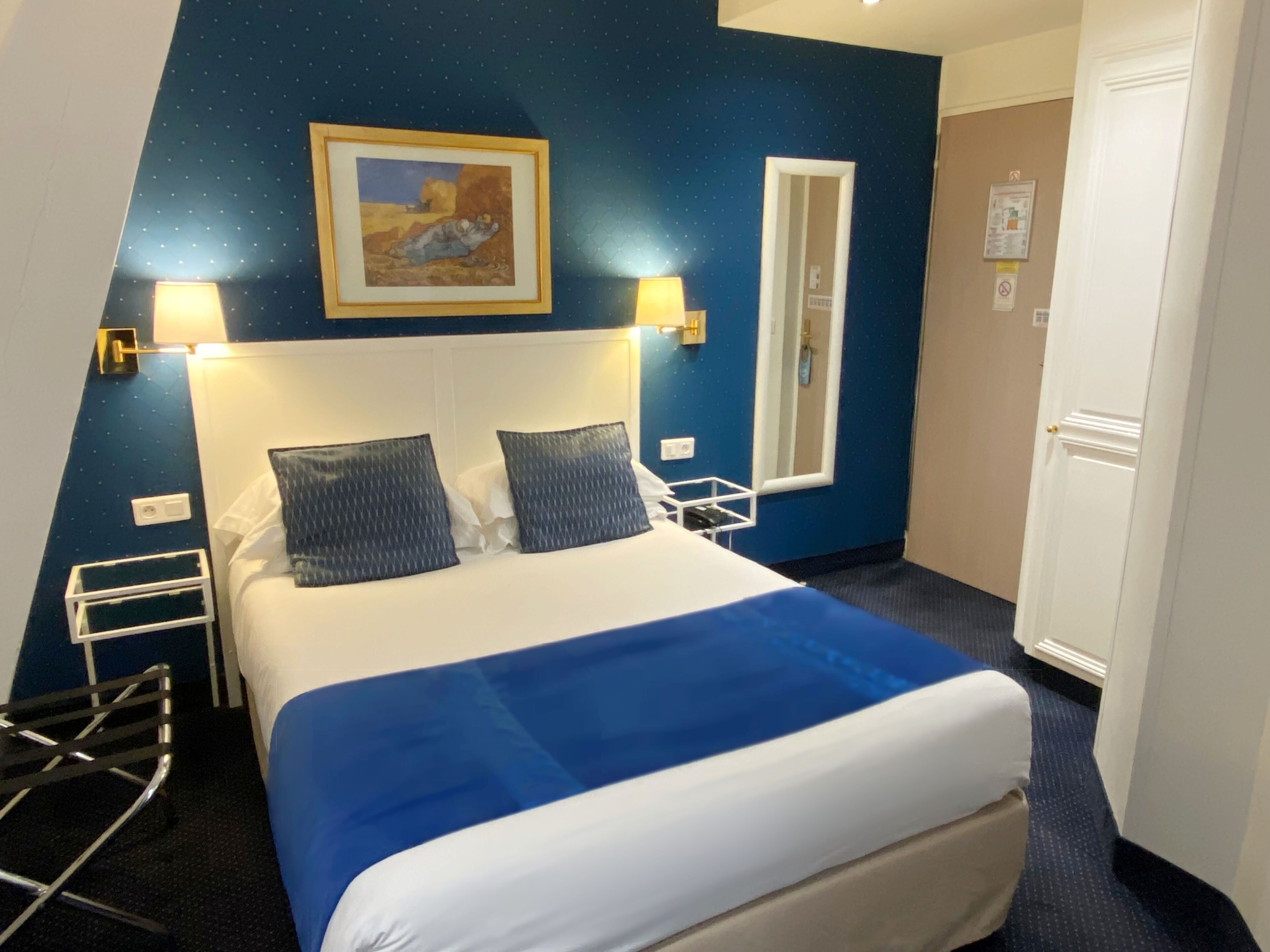 Safe på rommet, skrivebord og skrivebord for bærbar PC