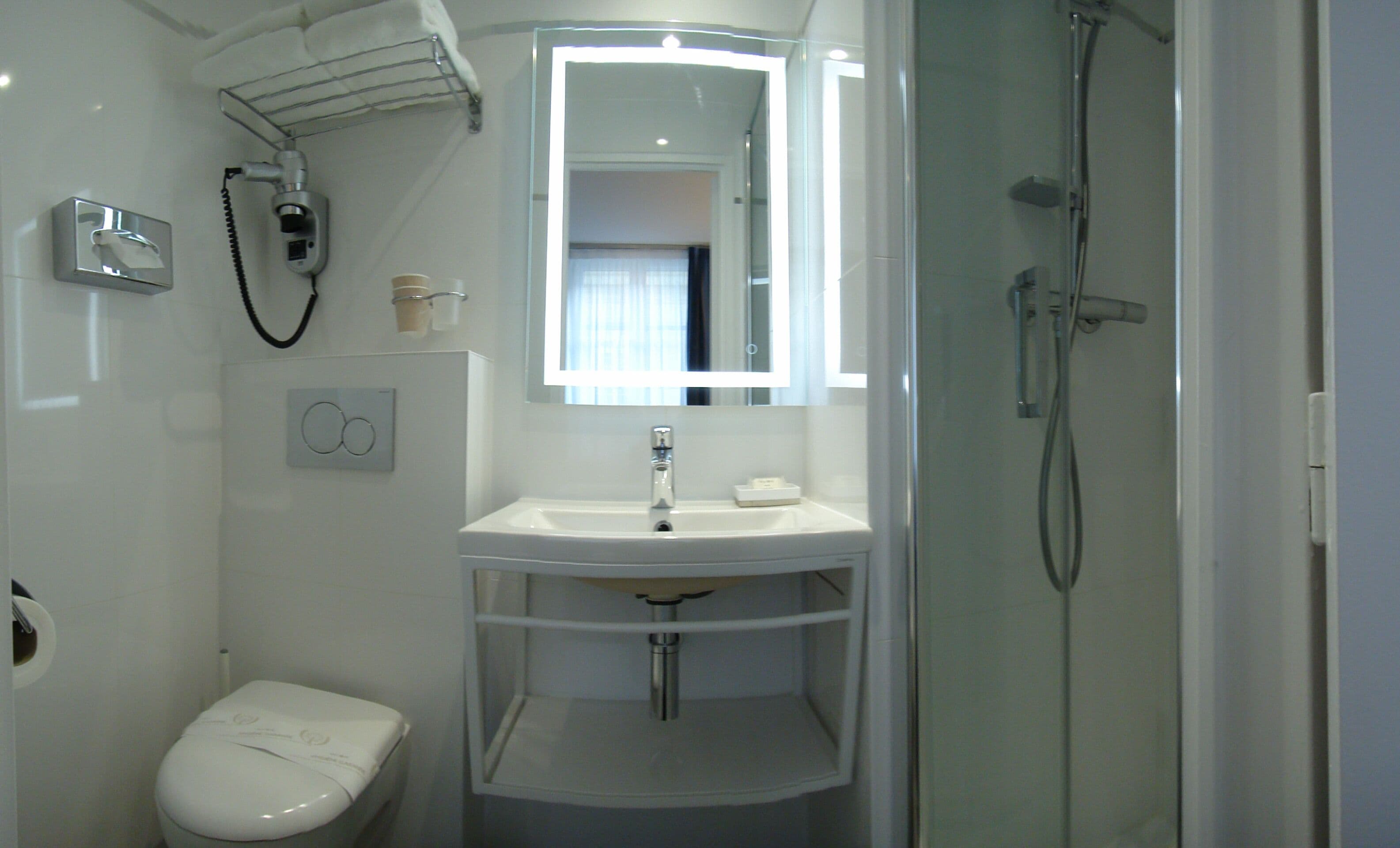 Regndusjhode, toalettartikler (inkludert), hårføner og tøfler