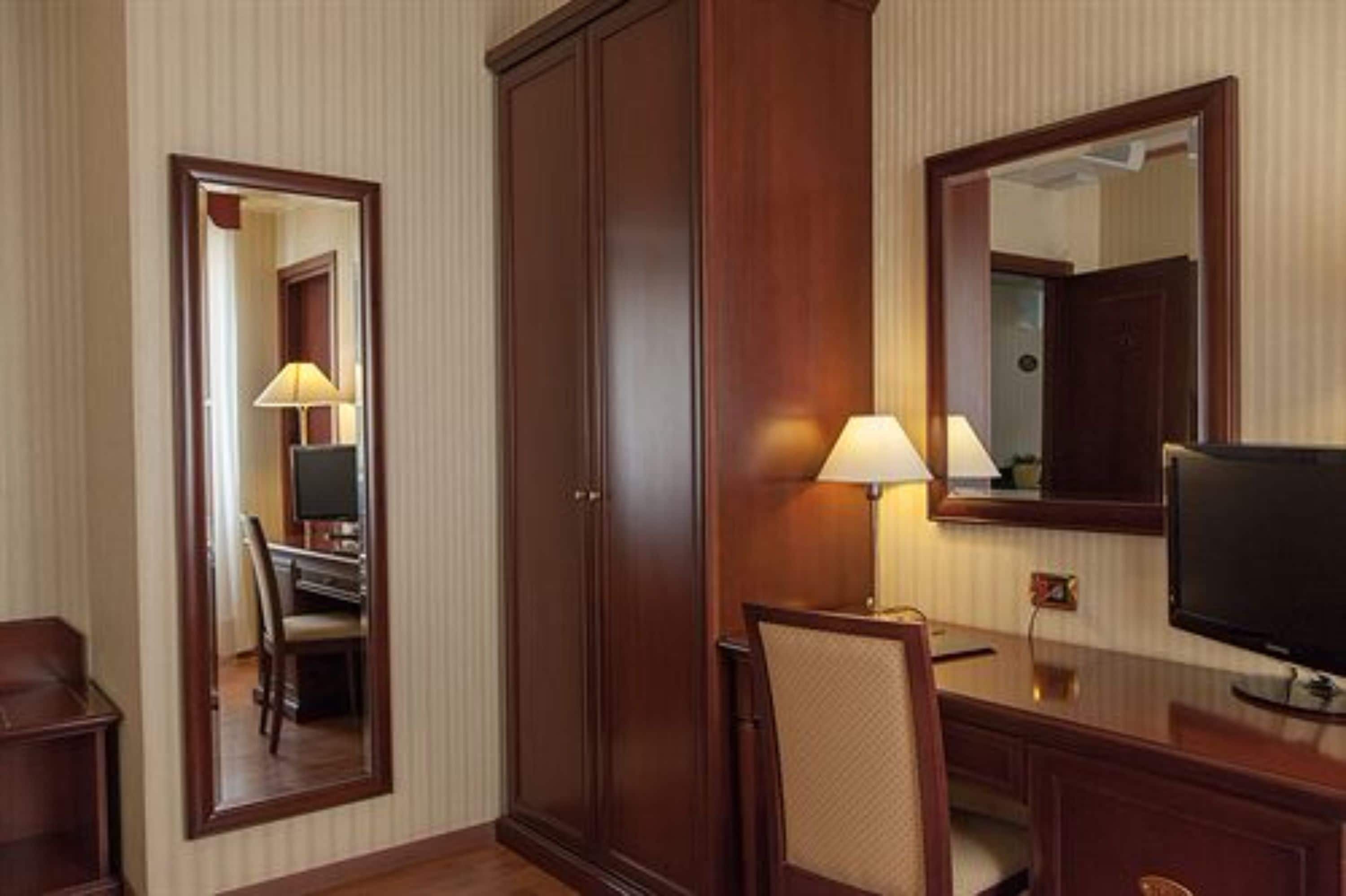 1 bedroom, hypo-allergenic bedding, down duvets, in-room safe