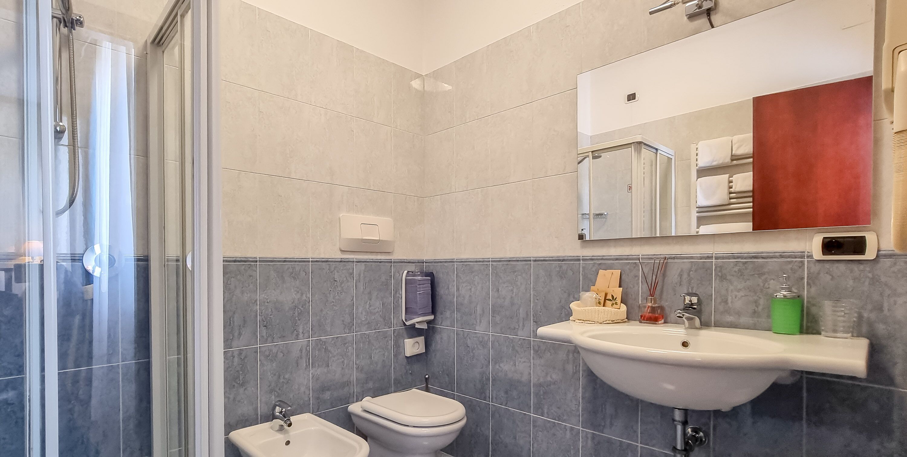 Ein modernes Badezimmer mit Dusche, Bidet, Waschbecken und Toilette.