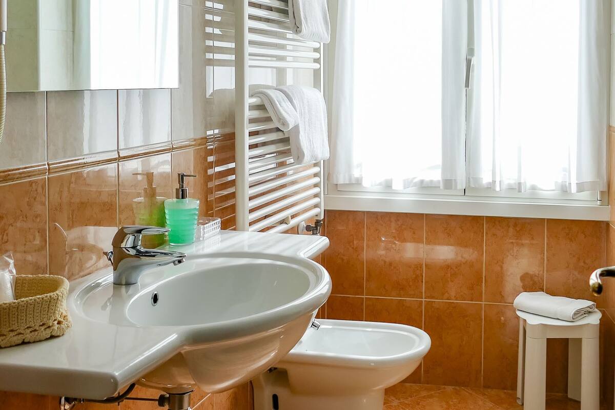 camera comfort con letto matrimoniale o 2 letti singoli - balcone | bathroom | shower, hair dryer, slippers, bidet