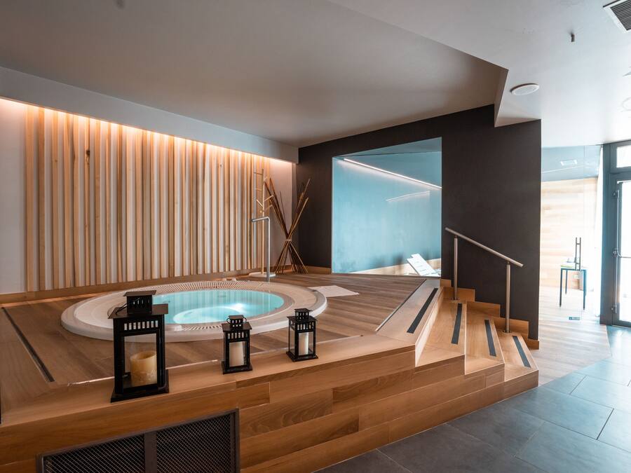 Sauna, tina de hidromasaje, baño de vapor y tratamientos corporales