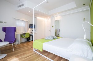 Junior Suite | Minibar, in-room safe, desk, blackout drapes