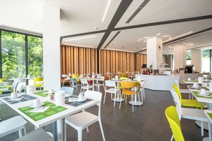 每日供应自助式早餐（每人 EUR 7）