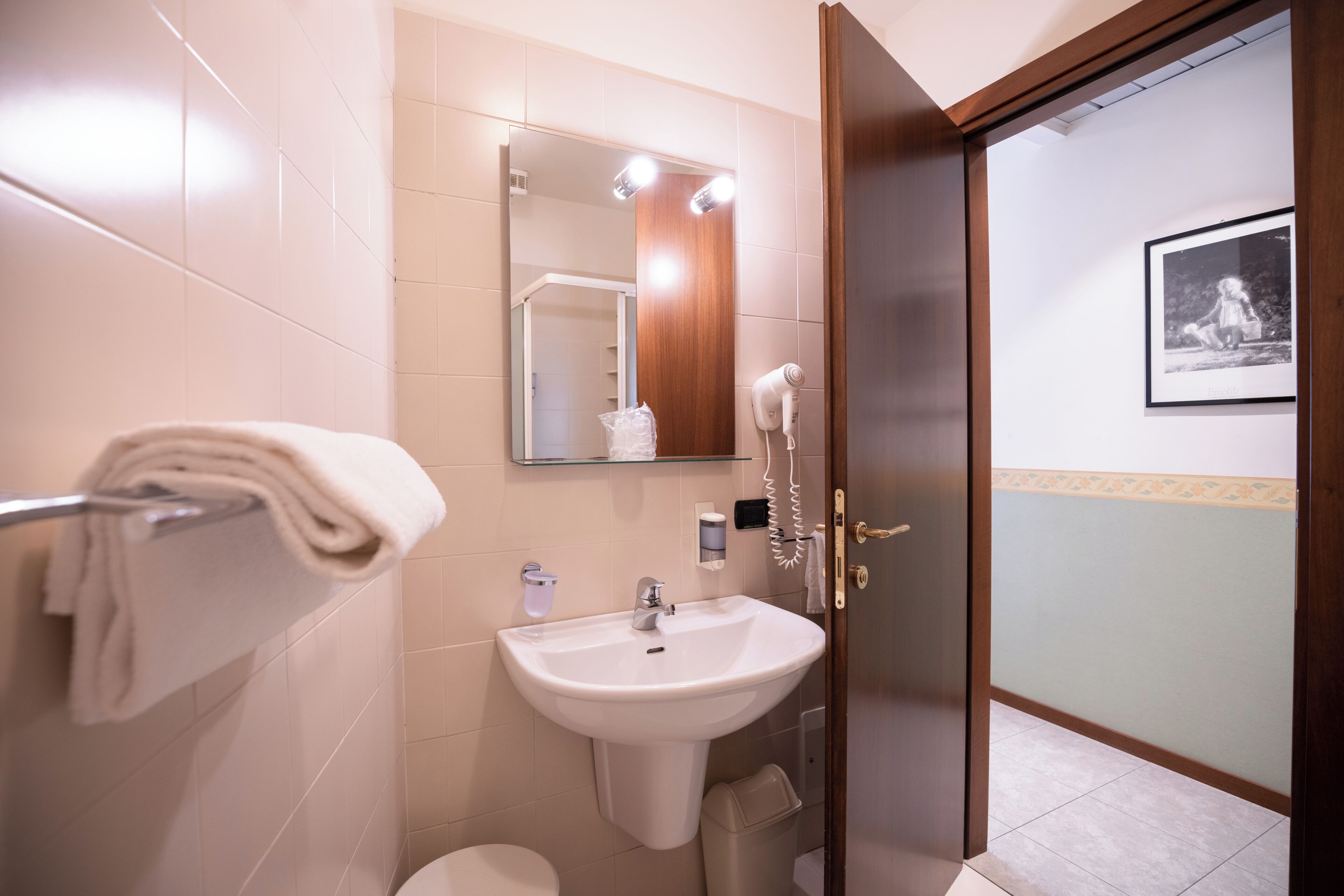 standard single room (dependance) | bathroom | shower, rainfall showerhead, free toiletries, slippers