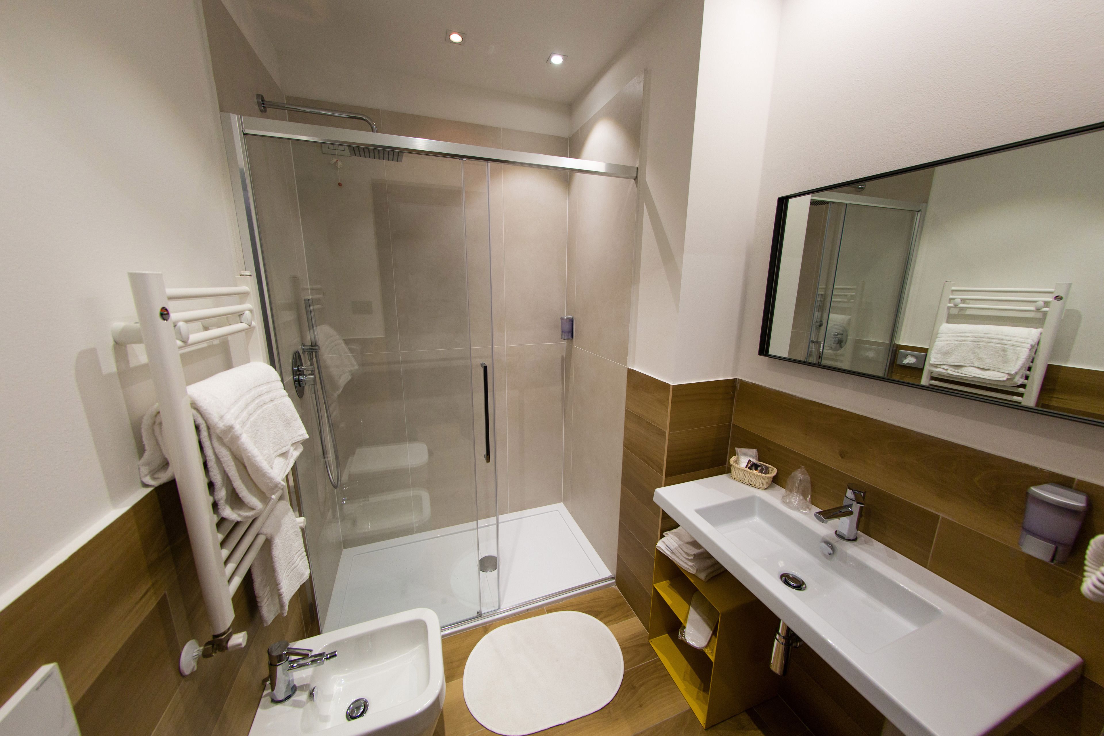 shower, rainfall showerhead, free toiletries, slippers