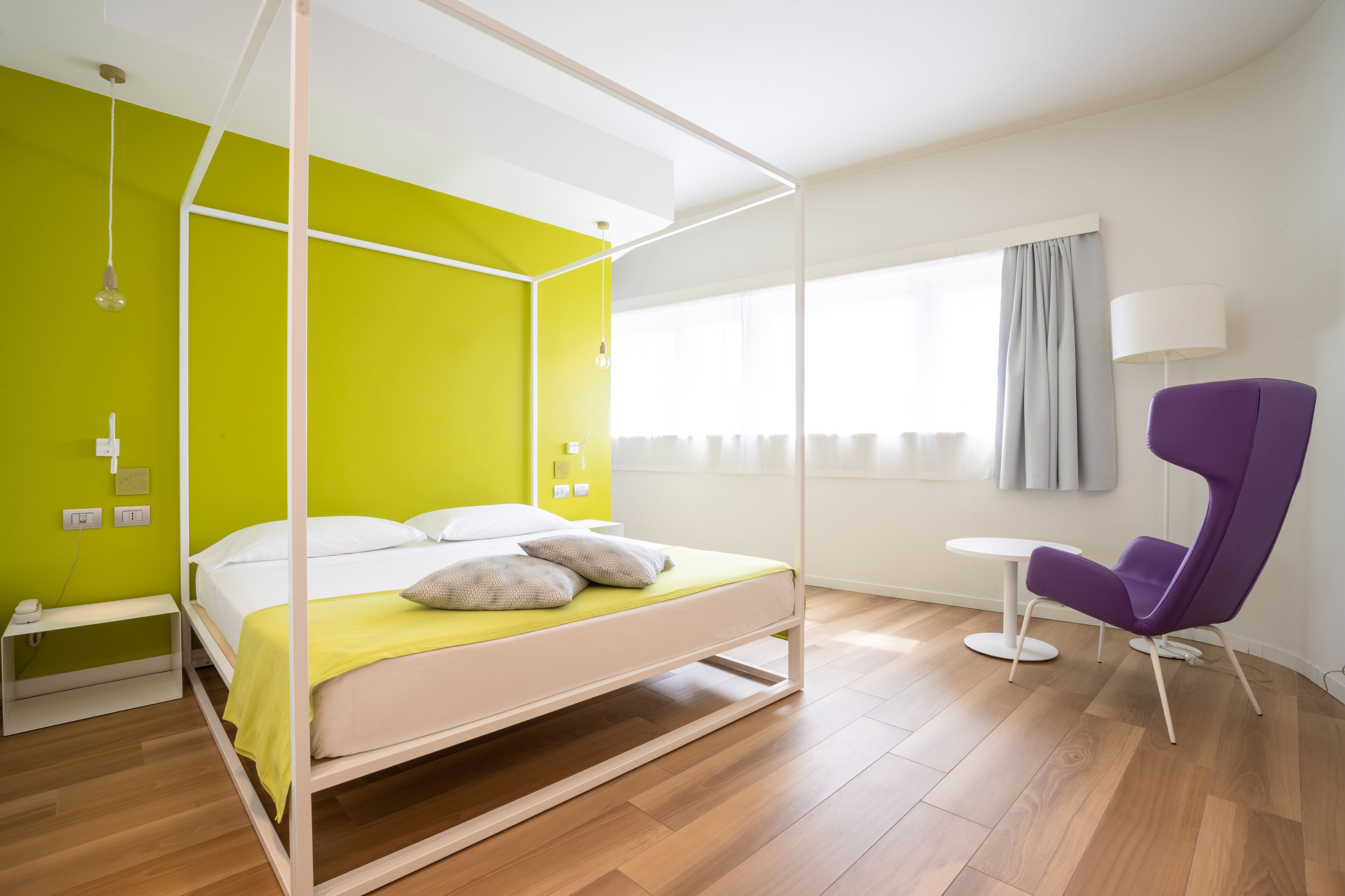 Minibar, caja de seguridad en la habitación y escritorio 