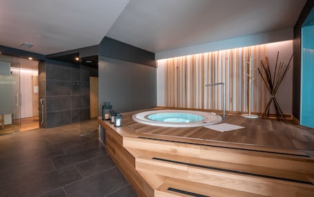 Un sauna, una bañera de hidromasaje, baño turco, tratamientos corporales