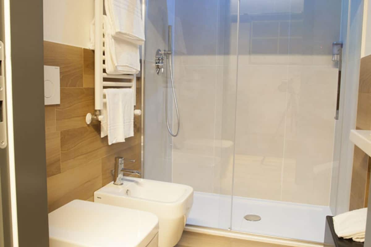 superior double or twin room, 1 bedroom, non smoking | bathroom | shower, rainfall showerhead, free toiletries, slippers