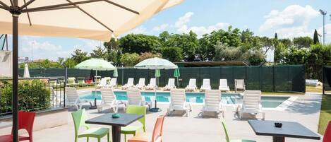 Swim-up bar