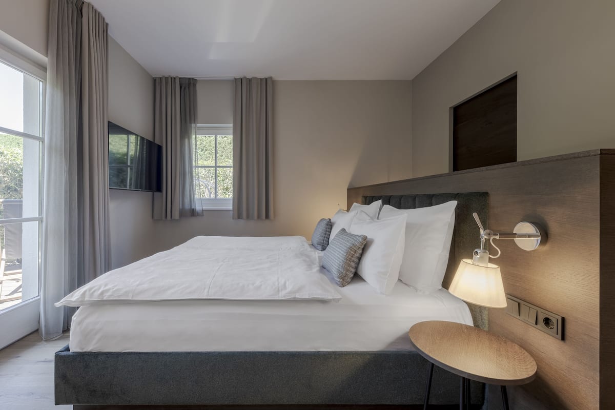 Luxe beddengoed, een minibar, een kluis op de kamer, een bureau