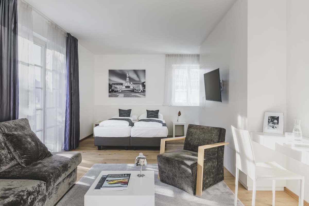 Luxe beddengoed, een minibar, een kluis op de kamer, een bureau