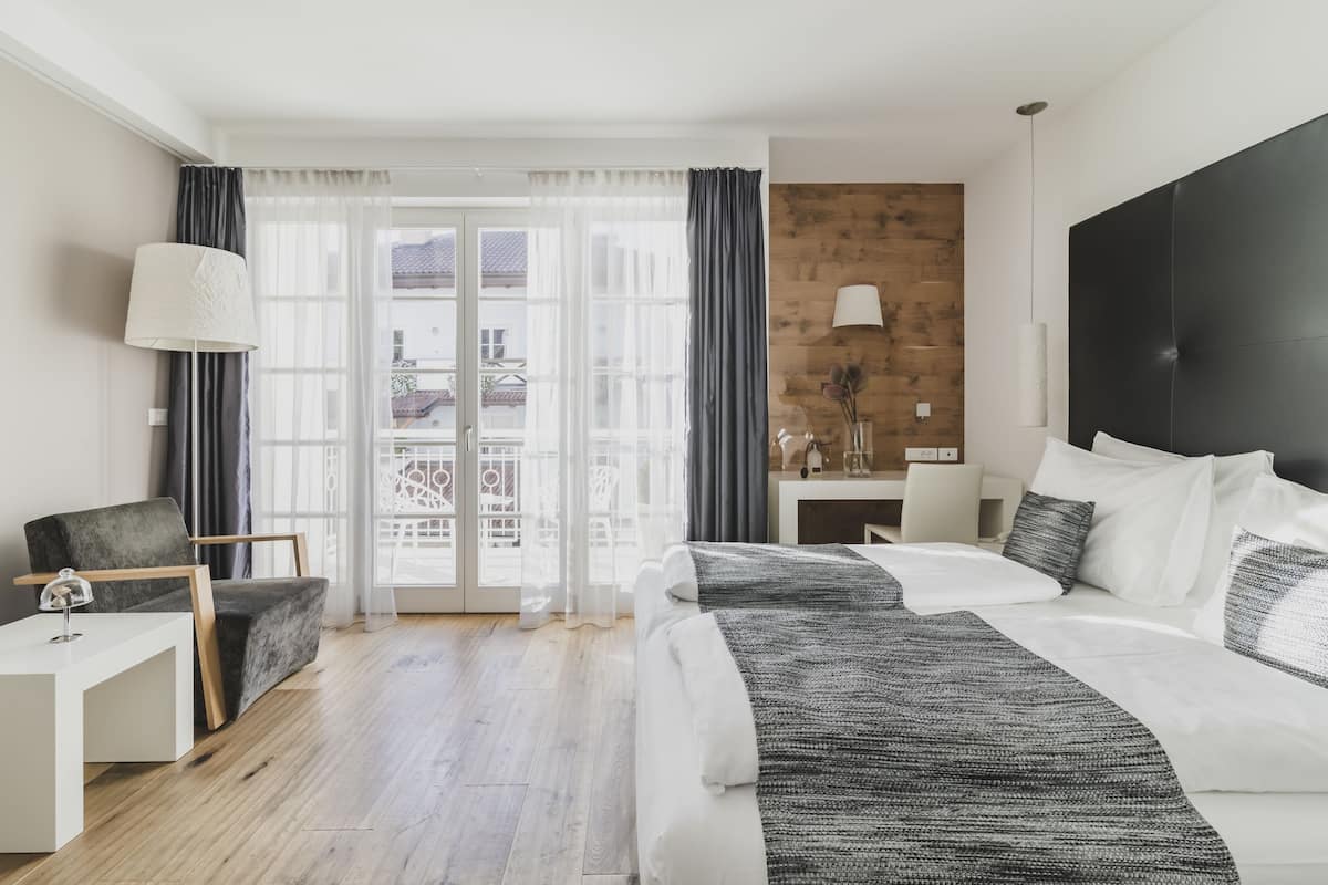 Luxe beddengoed, een minibar, een kluis op de kamer, een bureau