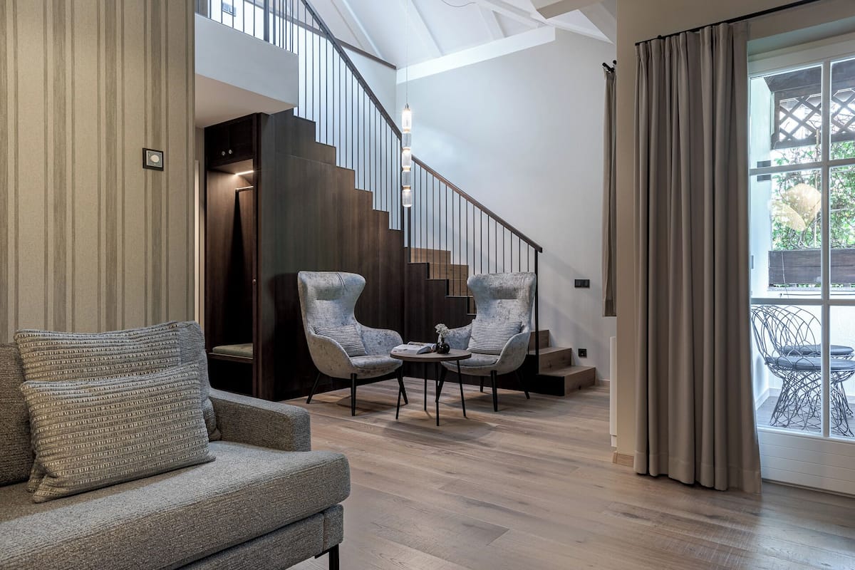 Suite (Attico) | Luxe beddengoed, een minibar, een kluis op de kamer, een bureau