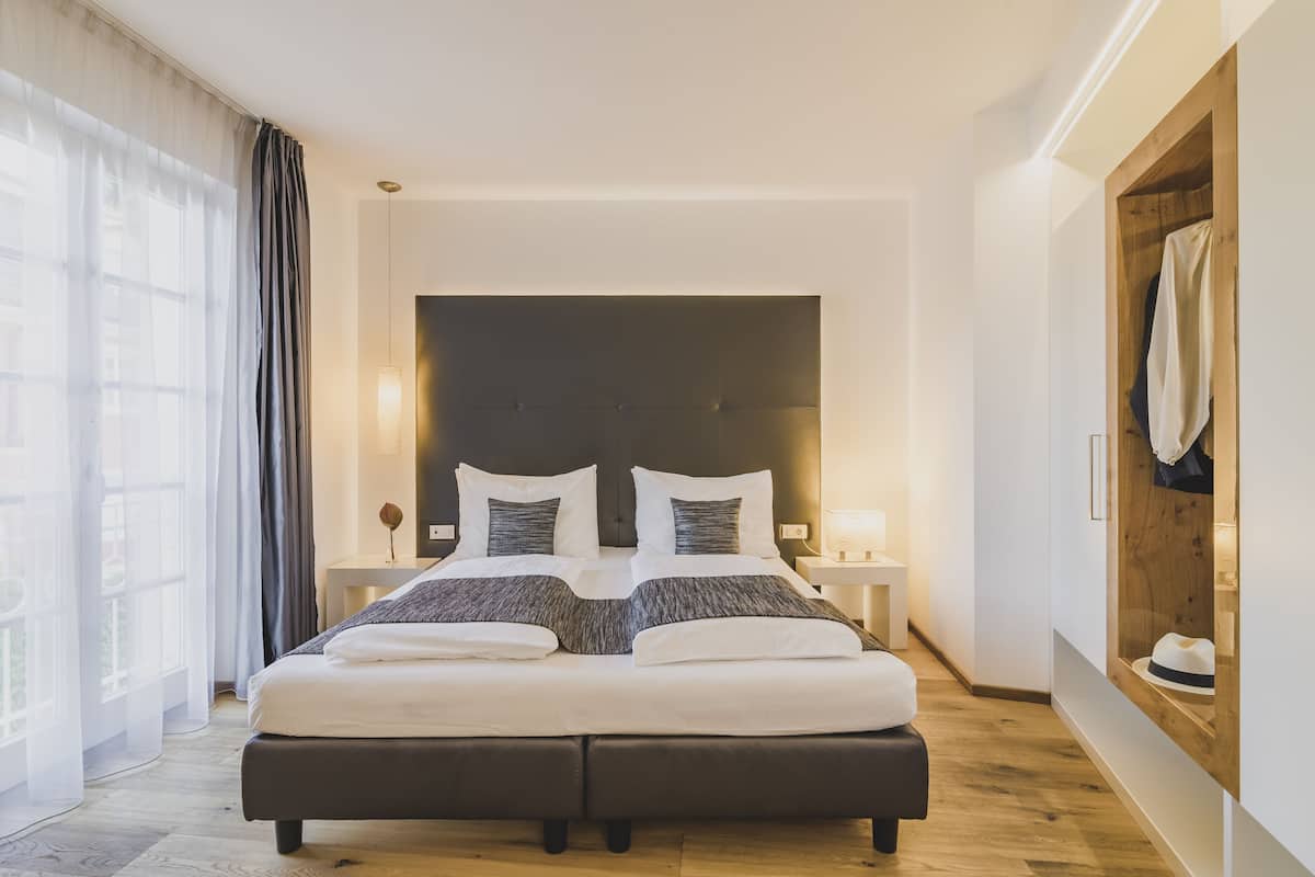 Suite, 1 slaapkamer (Magda S) | Luxe beddengoed, een minibar, een kluis op de kamer, een bureau
