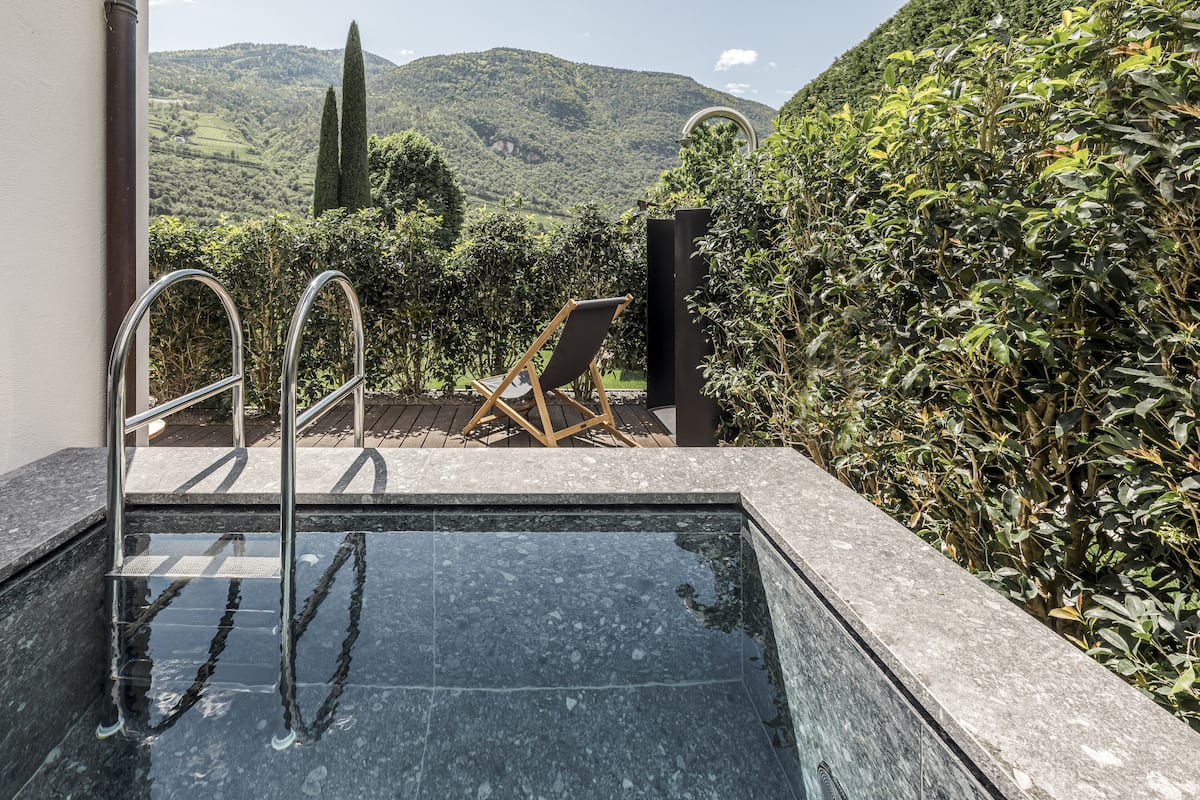 Tweepersoonskamer (Plunge Pool) | Luxe beddengoed, een minibar, een kluis op de kamer, een bureau