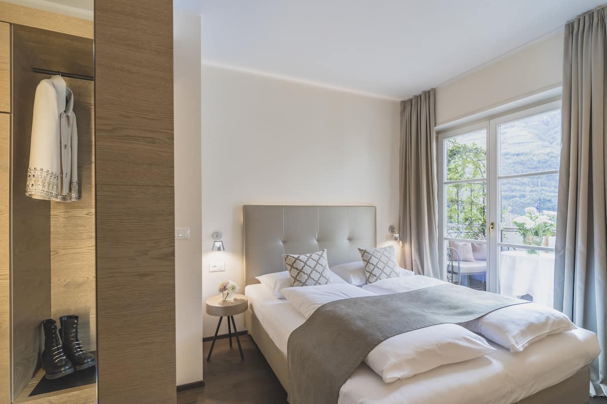 Tweepersoonskamer | Luxe beddengoed, een minibar, een kluis op de kamer, een bureau