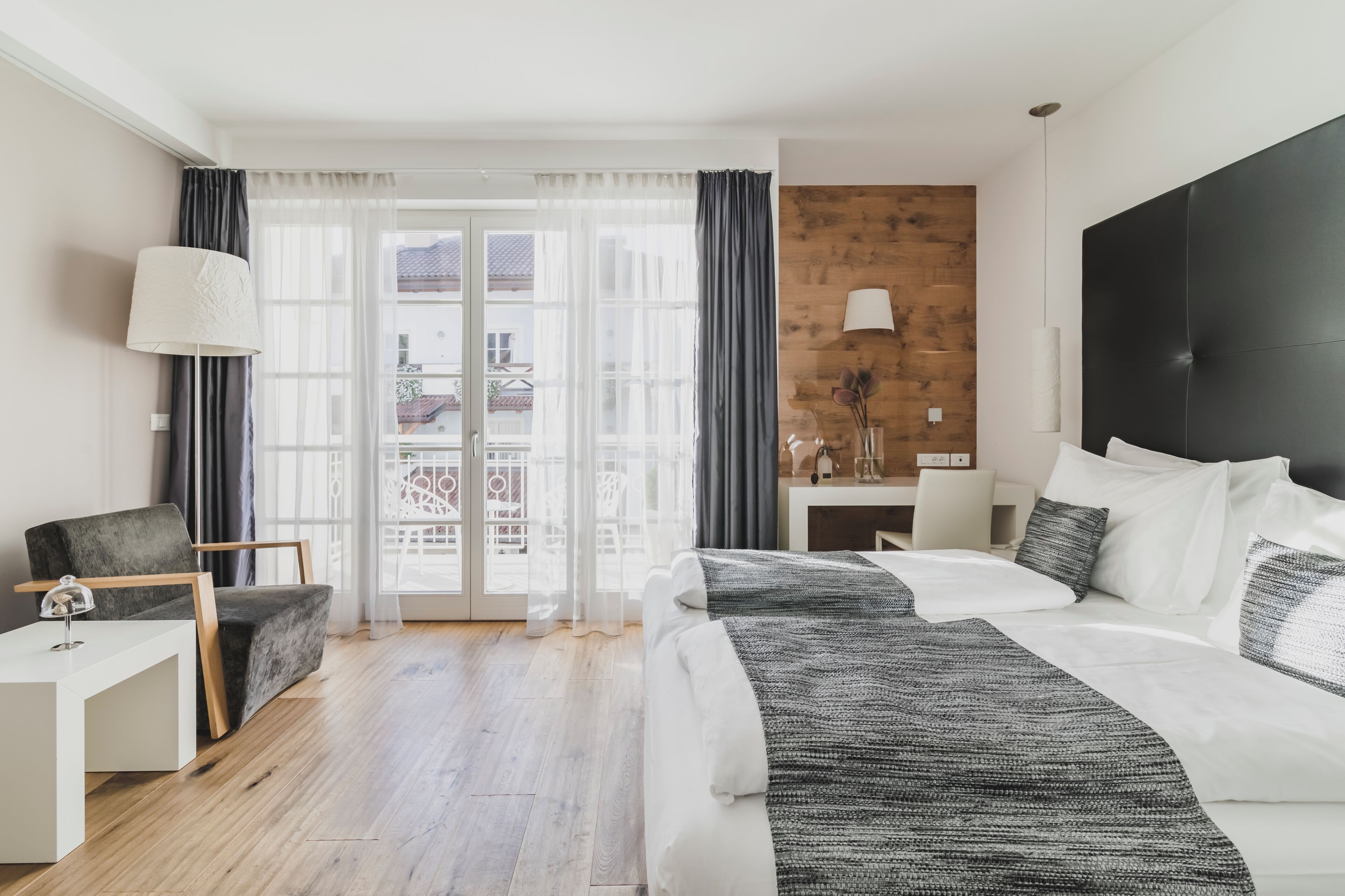 Sengetøy av topp kvalitet, minibar, safe på rommet og skrivebord