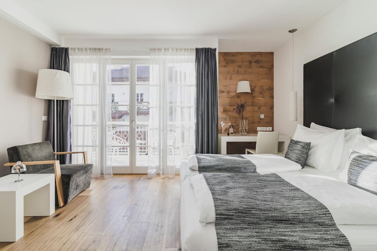 Sengetøy av topp kvalitet, minibar, safe på rommet og skrivebord