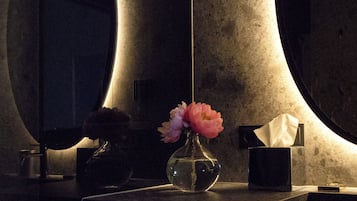 Bộ đồ giường cao cấp, minibar, két bảo mật tại phòng, bàn