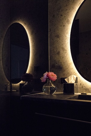 Ropa de cama de alta calidad y minibar