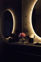 高档床上用品、迷你吧、客房内保险箱、办公桌