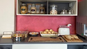 Een keukentrap met potten vol lekkernijen, een broodrooster en brood.