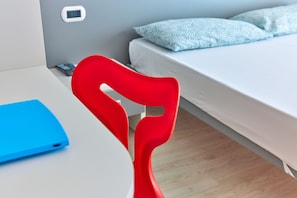 Habitación doble, balcón, vistas al lago | Caja fuerte, escritorio, wifi gratis y ropa de cama