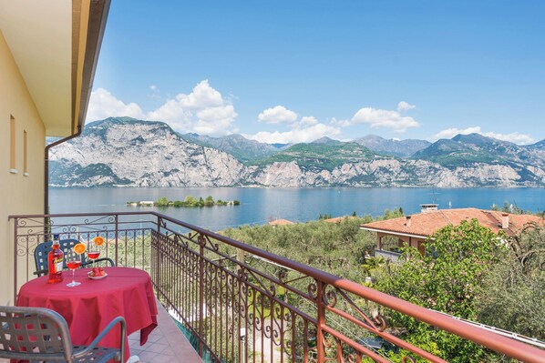 Economy Double Room, Balcony | In-room safe, desk, free WiFi, bed sheets - Hotel Casa Gagliardi (Brenzone sul Garda)
