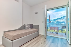 Junior Studio Suite, 1 Queen Bed with Sofa bed, Lake View, Tower