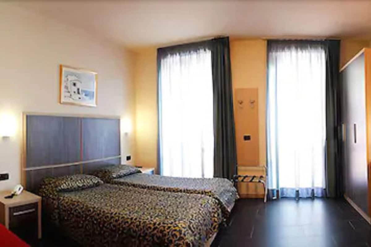 In-room safe, desk, soundproofing, free WiFi
