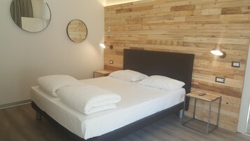 In-room safe, desk, soundproofing, WiFi (free)